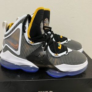 Lebron Nike Air  XIX black and Gold. Size 10.5 .In Mint condition.